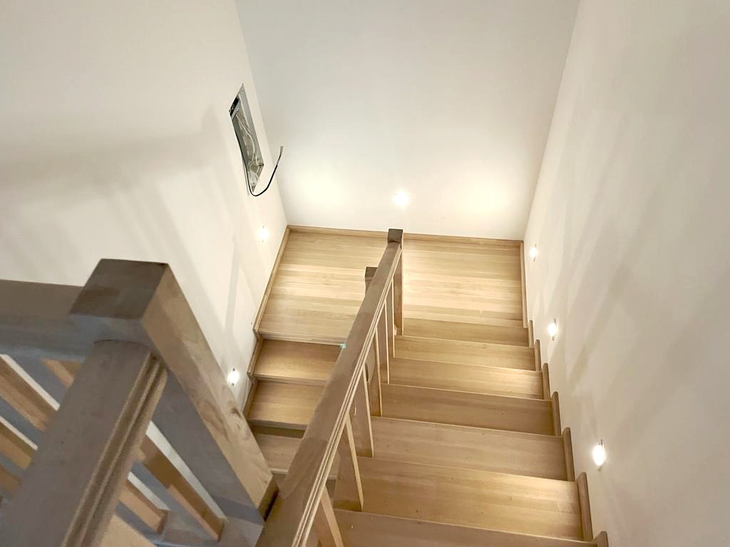 Montáž bukového schodiště 